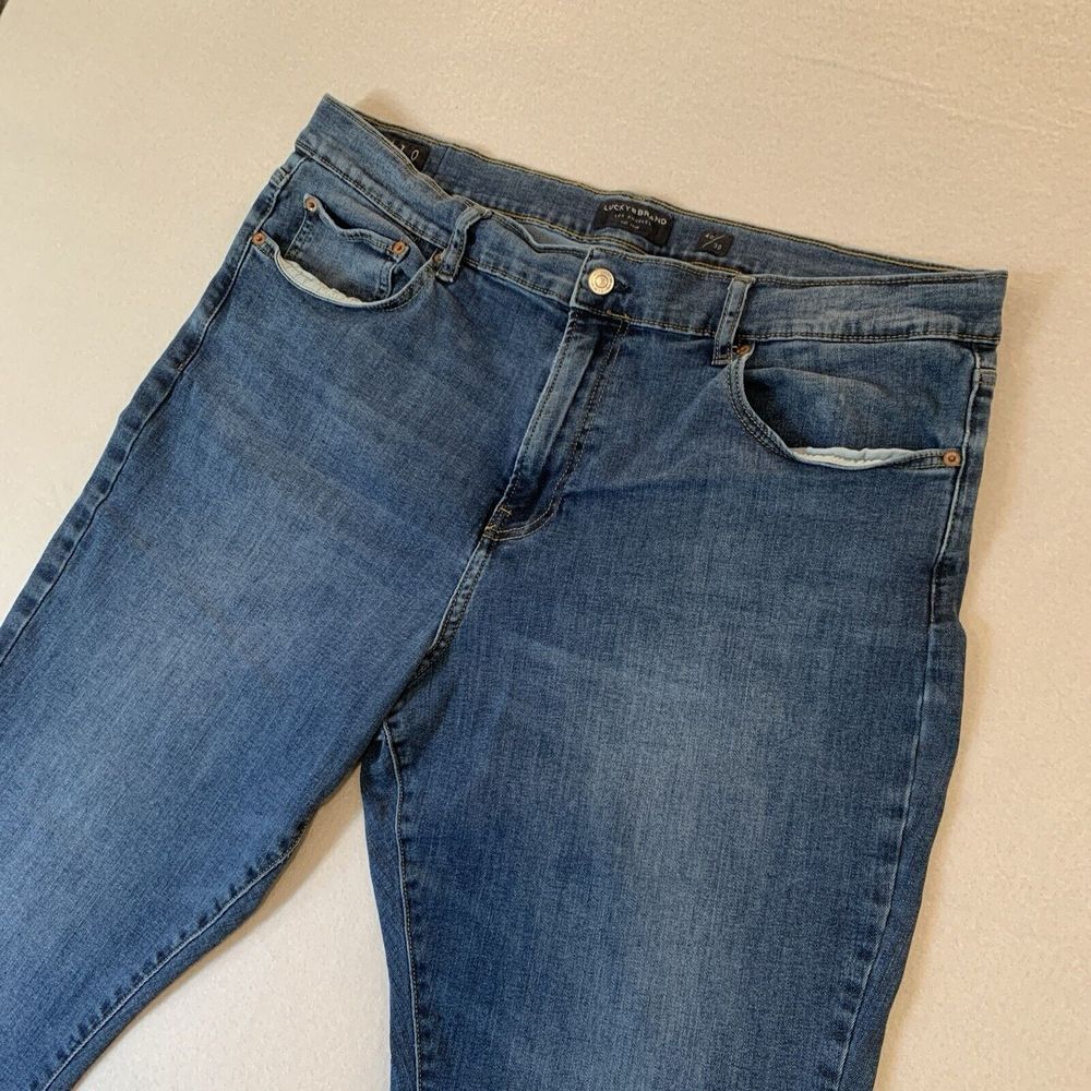 LUCKY BRAND 40x30 Men's Medium Wash 410 STRAIGHT Leg Jeans EXCELLENT ~ Fast Ship - Picture 2 of 9